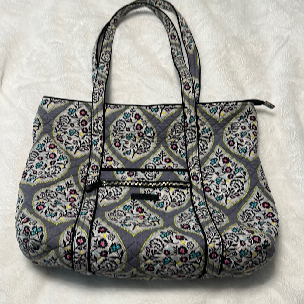 Like new- Vera Bradley tote bag in recycled cotton.